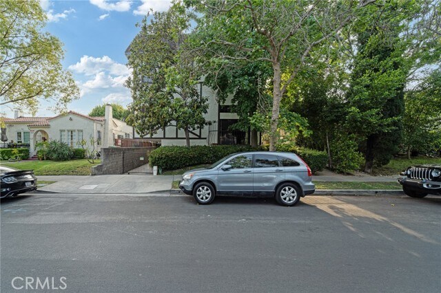 Building Photo - 807 N Sycamore Ave