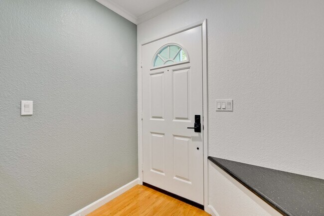 Building Photo - 2-Suite Townhome in Whisman Station Area | Easy Access to 101/237/85