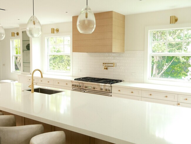 Building Photo - 1017 Tamarind Rd