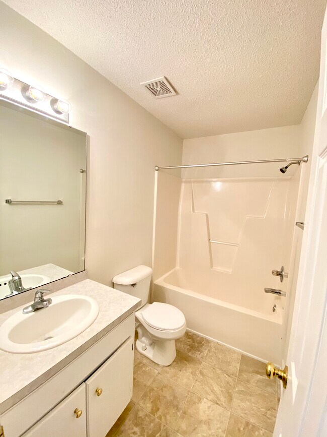 unit B - 4119 Juniper Ln NW