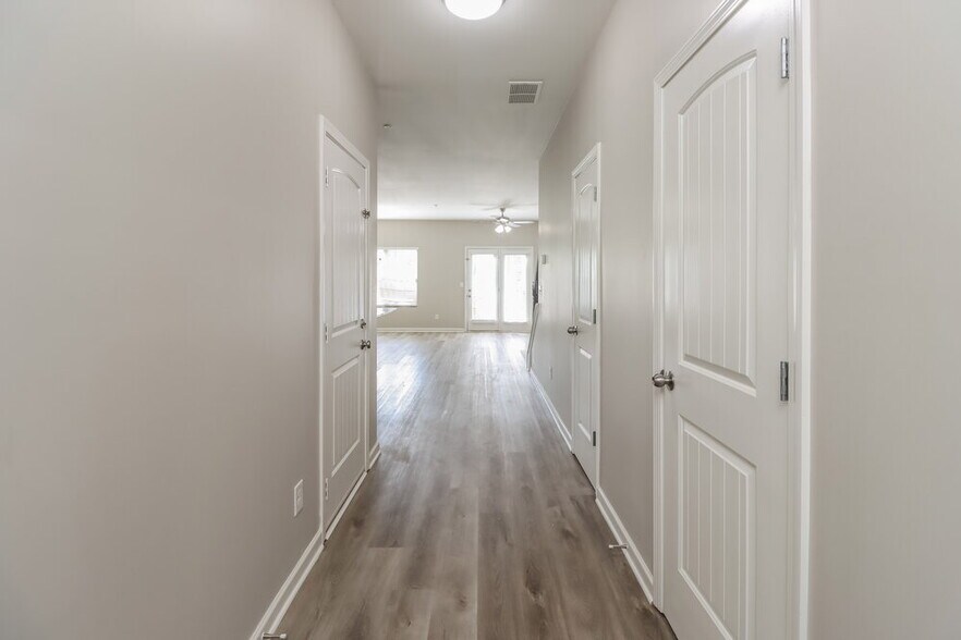 Building Photo - 1890 Old Dogwood