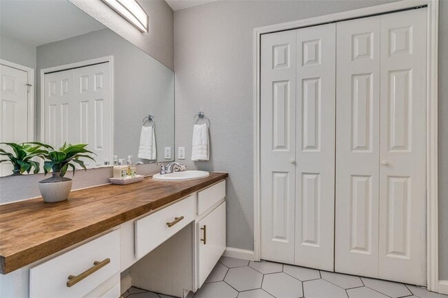 Building Photo - 2301 Claudia June Ave