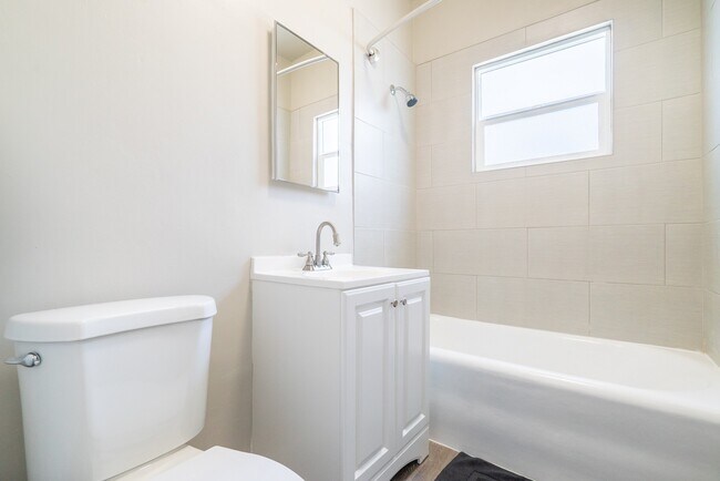 Building Photo - Boutique apartment located in Koreatown!