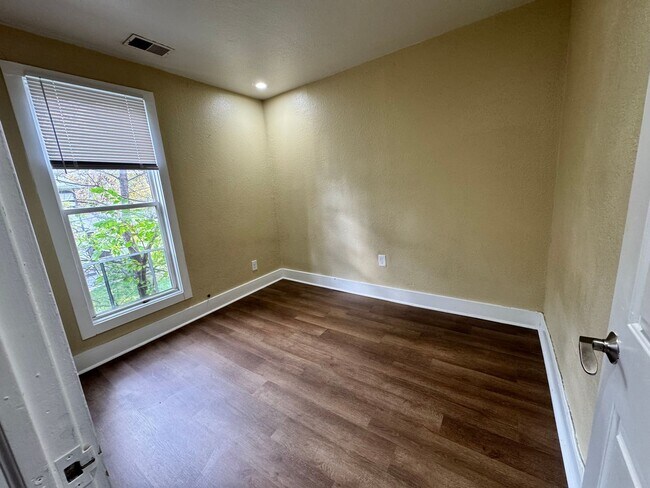 Building Photo - 1565 Jermain Dr