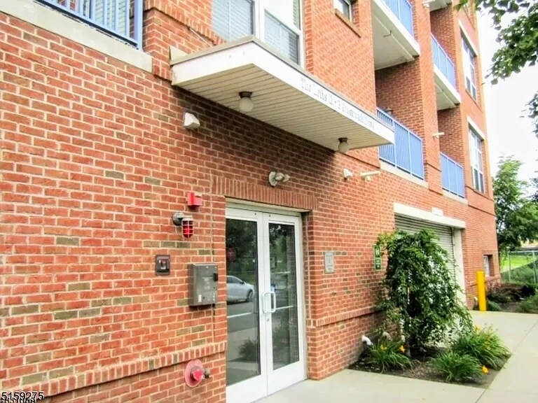 Building Photo - 3 Greenwich Dr