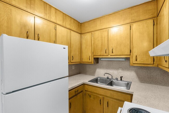 Building Photo - Celeste Manor - 1 Bedroom / 1 Bathroom, Updated