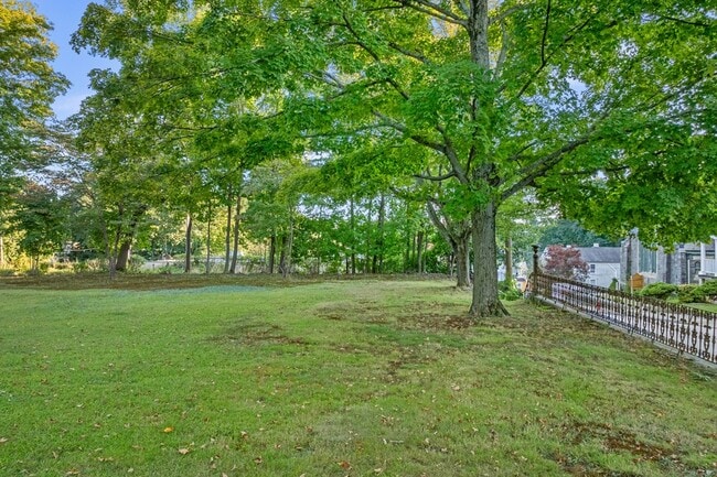 Building Photo - 161 Broadway