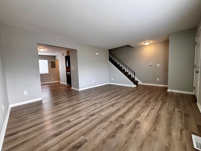 Building Photo - Newly Renovated 2 bedroom 1.5 bath townhou...