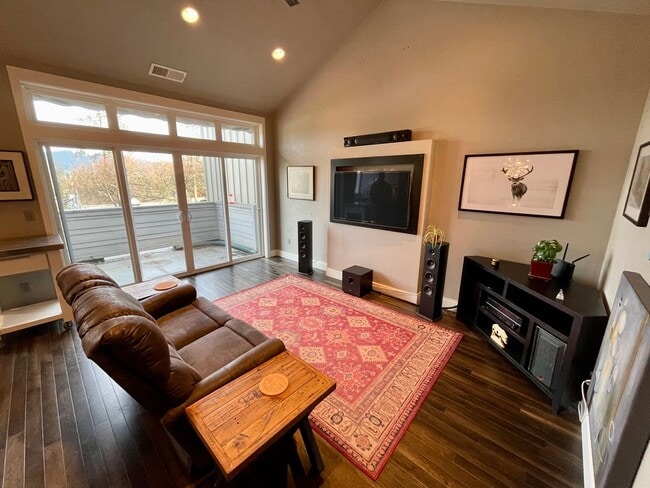 Building Photo - Modern 2 Bedroom, 2.5 Bathroom Bi-Level Du...