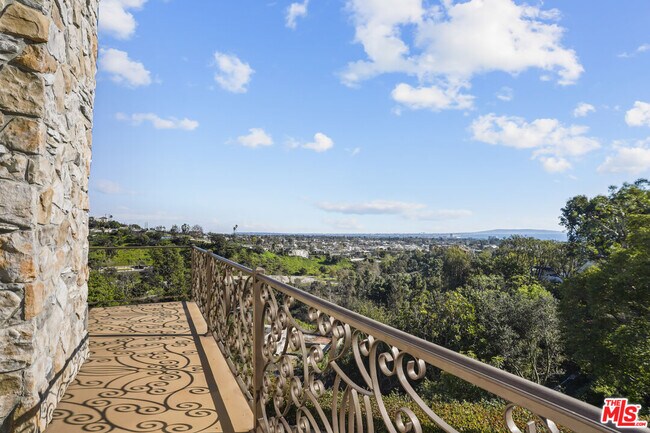 Building Photo - 1036 El Medio Ave