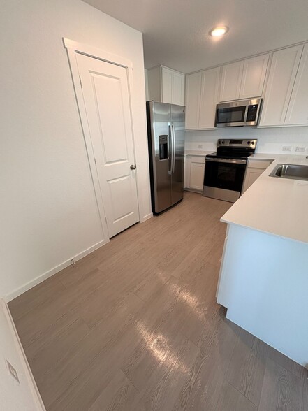 Building Photo - 240 Pacific Waters