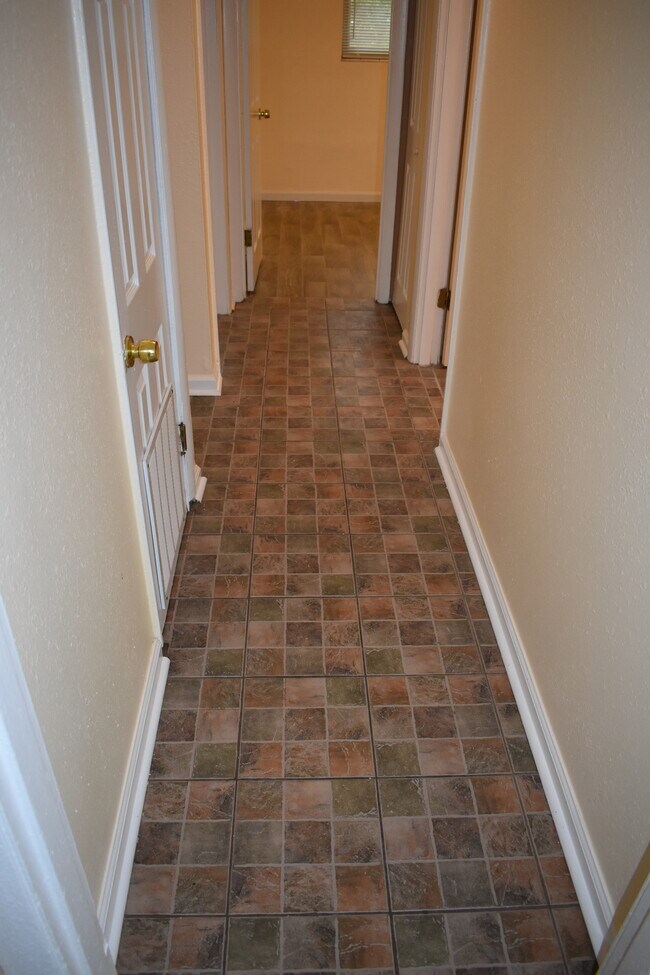 Building Photo - 2526 Red Robin Dr W