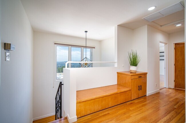 Building Photo - Beautiful 4-bedroom, 4 bath unit in the desirable Los Feliz