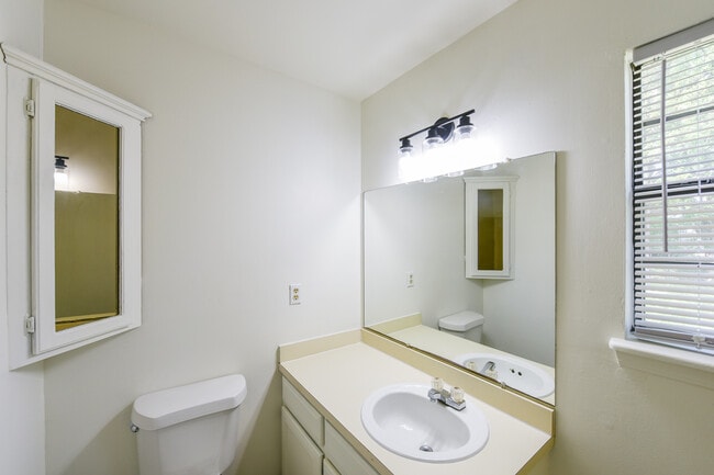 Building Photo - 512 Carson Rd