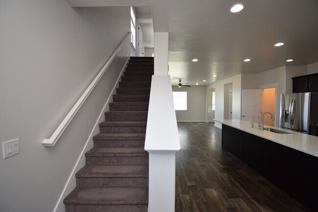 Building Photo - 4 Bed 3.5 Bath Sunny and Spacious South Jordan Corner-Lot Home with Views!