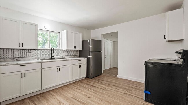 Building Photo - COMING SOON! 3 Bedroom House