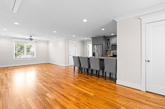 Building Photo - Studio Garage Apartment