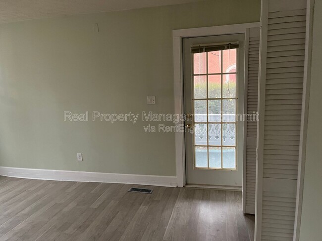 Building Photo - 401 N Augusta St