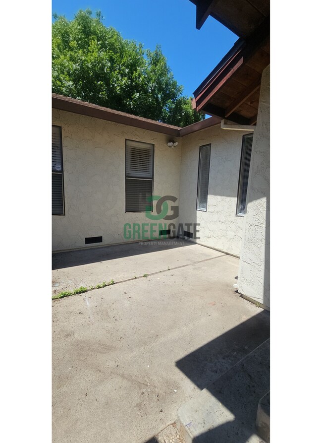 Building Photo - 3509-3511 Dragoo Park Dr.