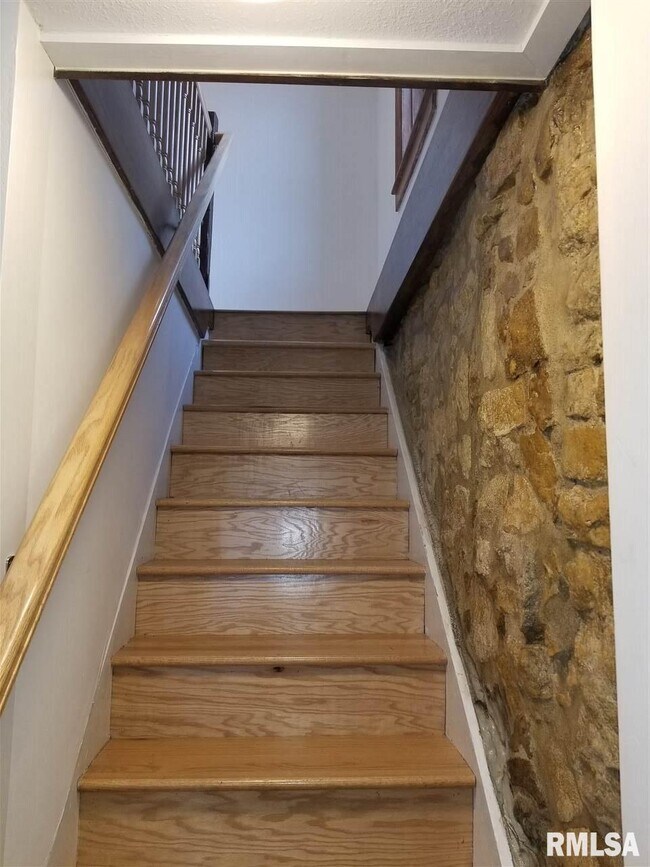 Building Photo - 118 Dodge St