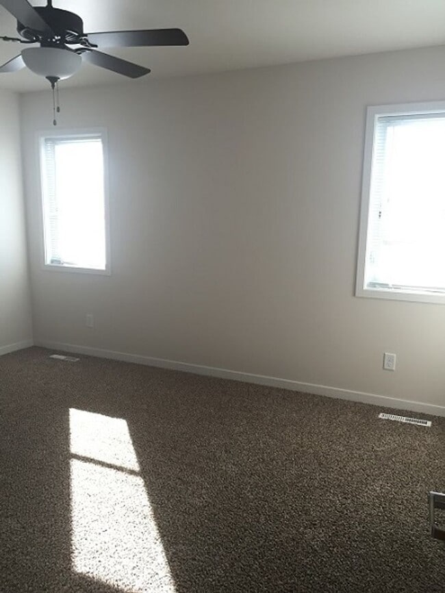 Building Photo - 3 Bed 2 Bath Twin Home