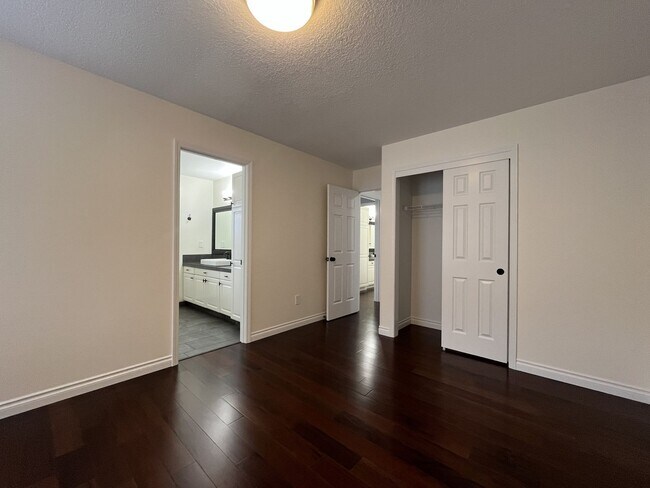 Building Photo - Grand 5 Bedroom Home Featuring 19ft Ceilings, Family Room & Main-Level Suite