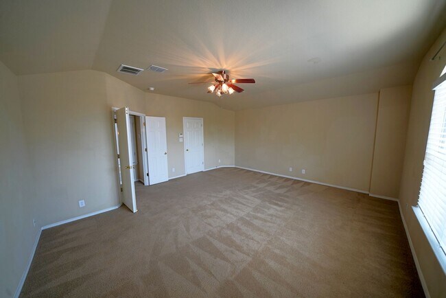 Building Photo - Spacious Home in Cibolo with 3 Car Garage! Realor Commission: $750