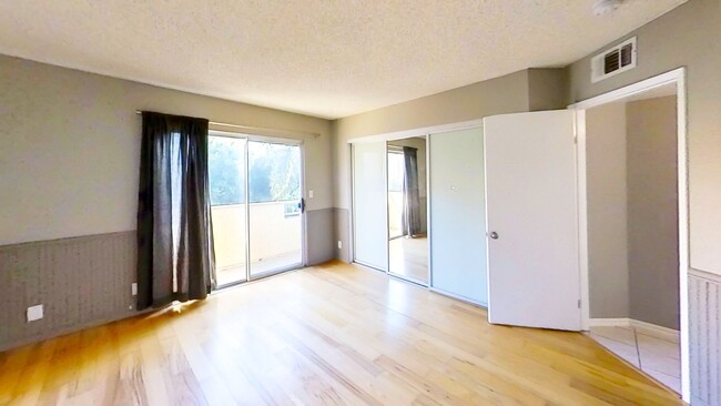 Building Photo - Spacious 2-bedroom condo in Downtown Long ...