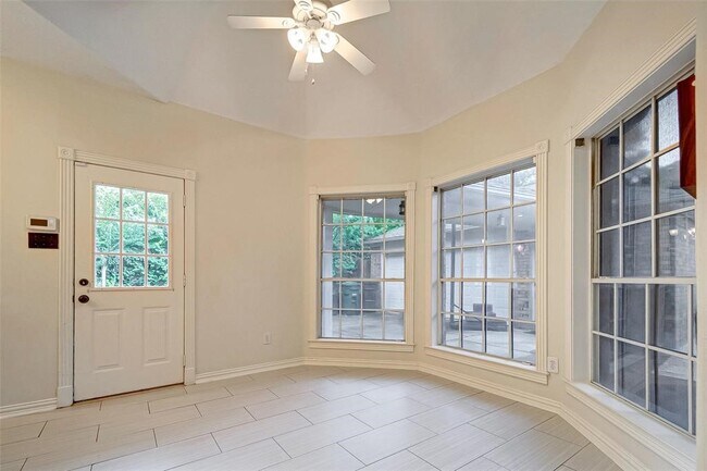 Building Photo - 2115 Foreland Dr