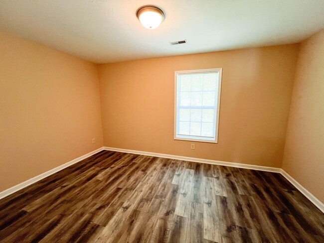 Building Photo - 2 Bedroom 1.5 Bathroom Townhome