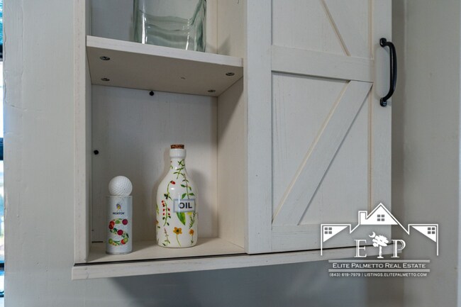 Building Photo - Charming and Spacious Home