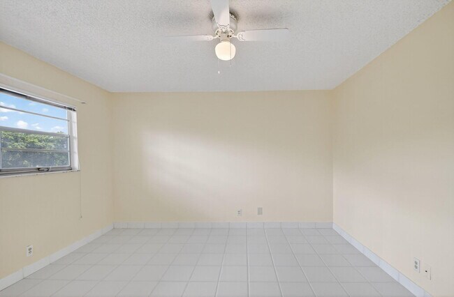 Building Photo - 3810 Via Poinciana