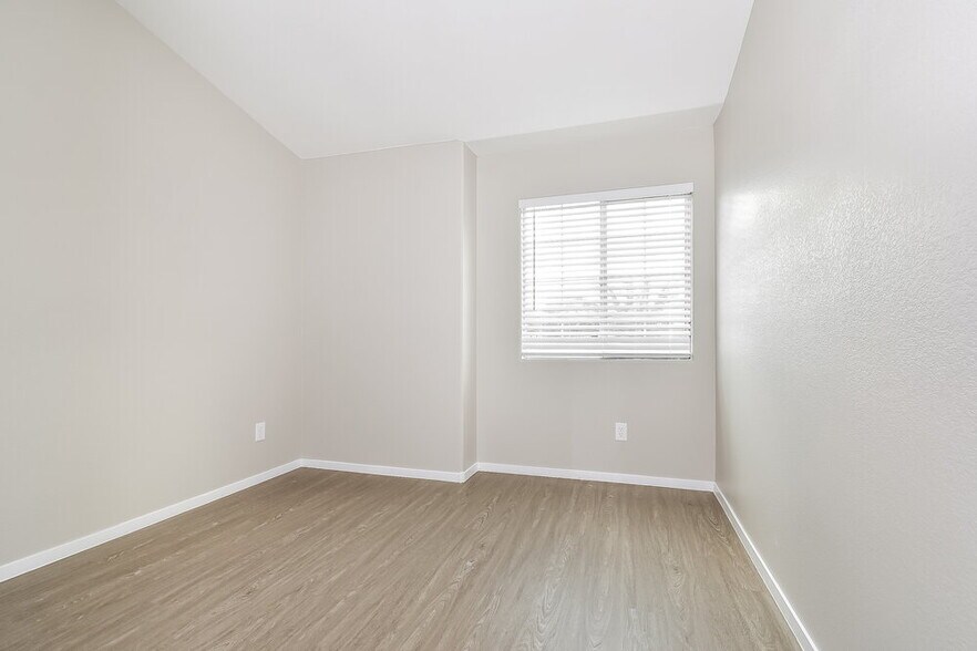 Building Photo - 5828 Meadow Dale Dr