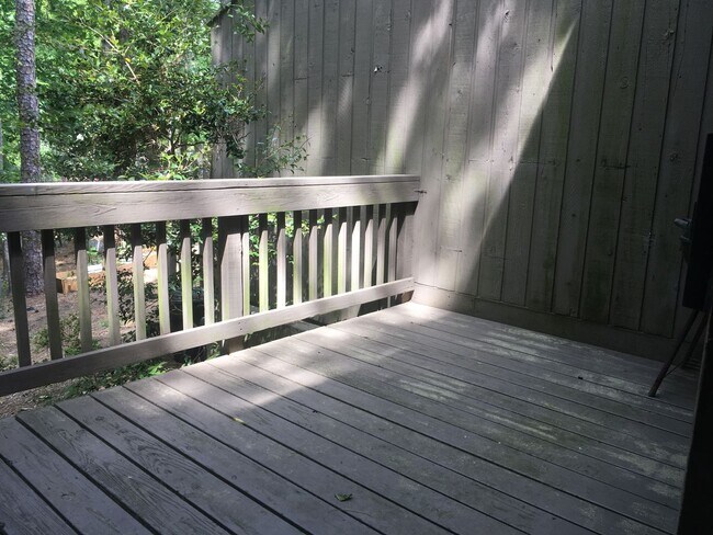 Building Photo - Townhome