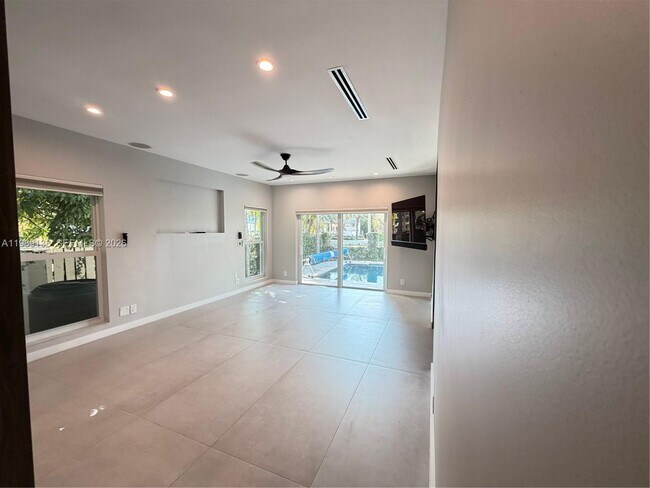 Building Photo - 3200 NE 165th St