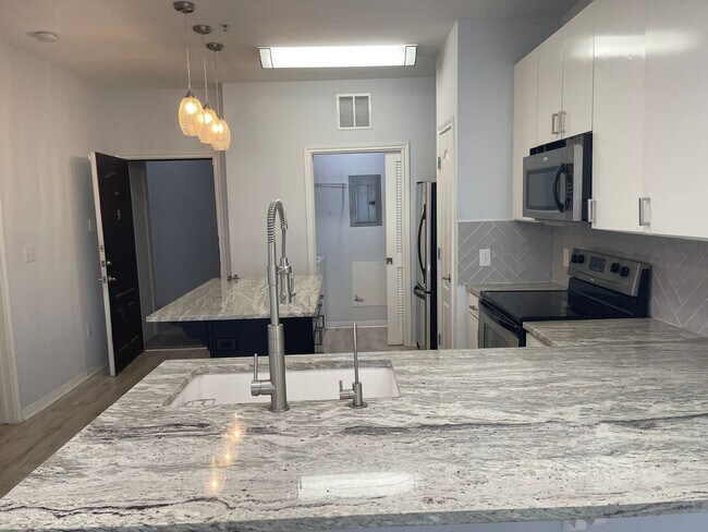 Building Photo - Fully Renovated 2/2 Near Campus