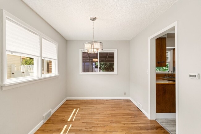 Building Photo - 4 Bedroom 2 Bath