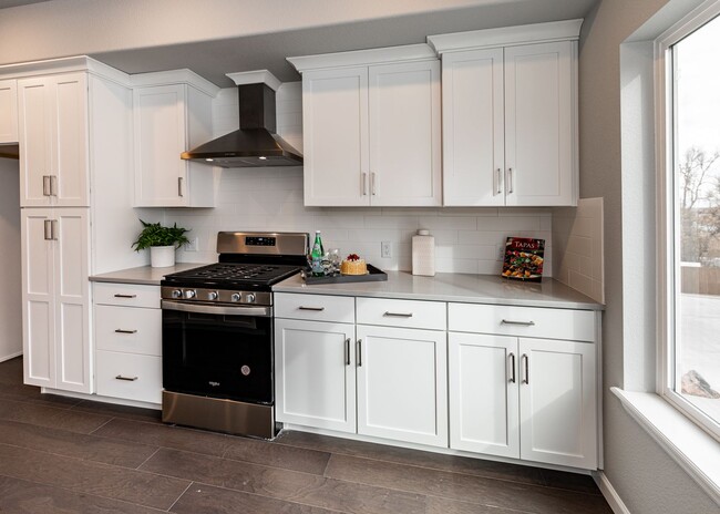 Building Photo - Luxury Executive Westside Townhouse with E...
