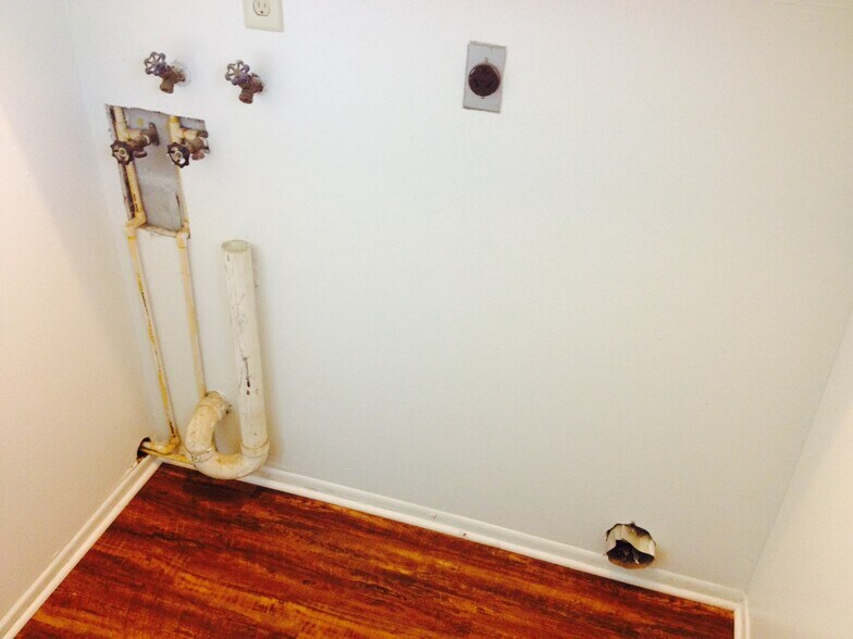 Washer / Dryer hookups - 2410 S San Gully Rd