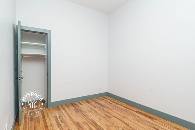 Building Photo - 52 Monitor St