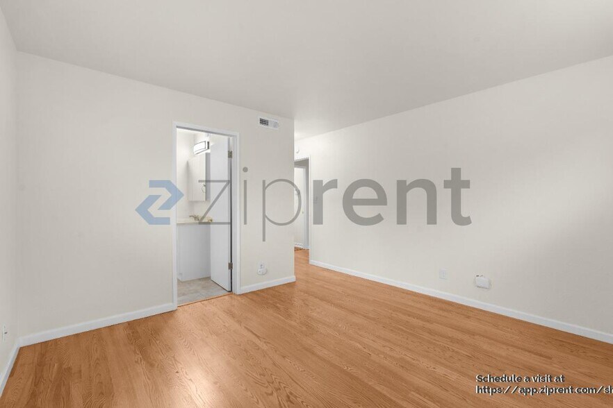 Building Photo - 9033 Fashion Dr