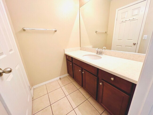 Building Photo - Beautiful 4 Bedroom home