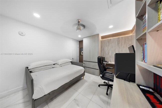 Building Photo - 700 NE 26th Terrace