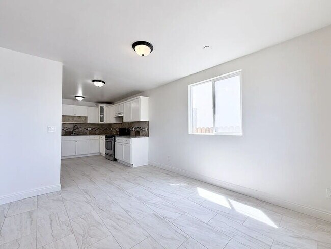 Building Photo - 1440 E 42nd St
