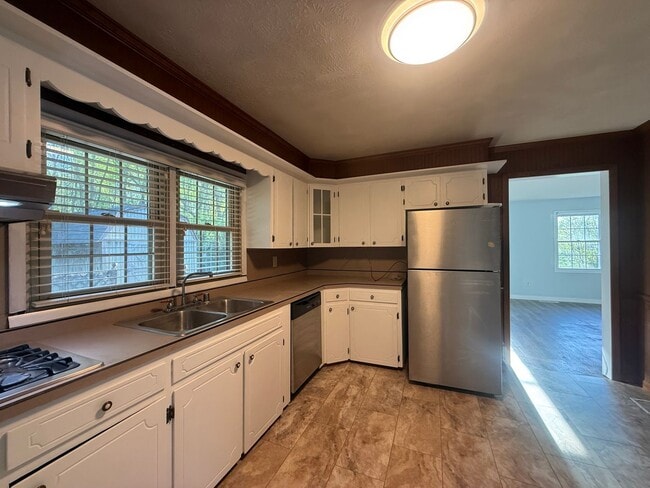 Building Photo - 2-3 Bedroom house with 2 bathrooms and garage