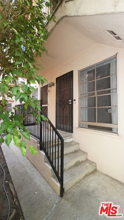 Building Photo - 1316 1/4 S Barrington Ave-1316