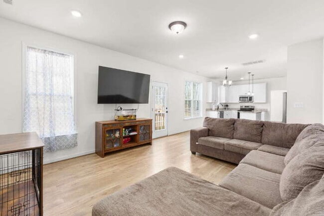 Building Photo - Charming 4-Bed Oasis with 2.5 Baths on Wil...