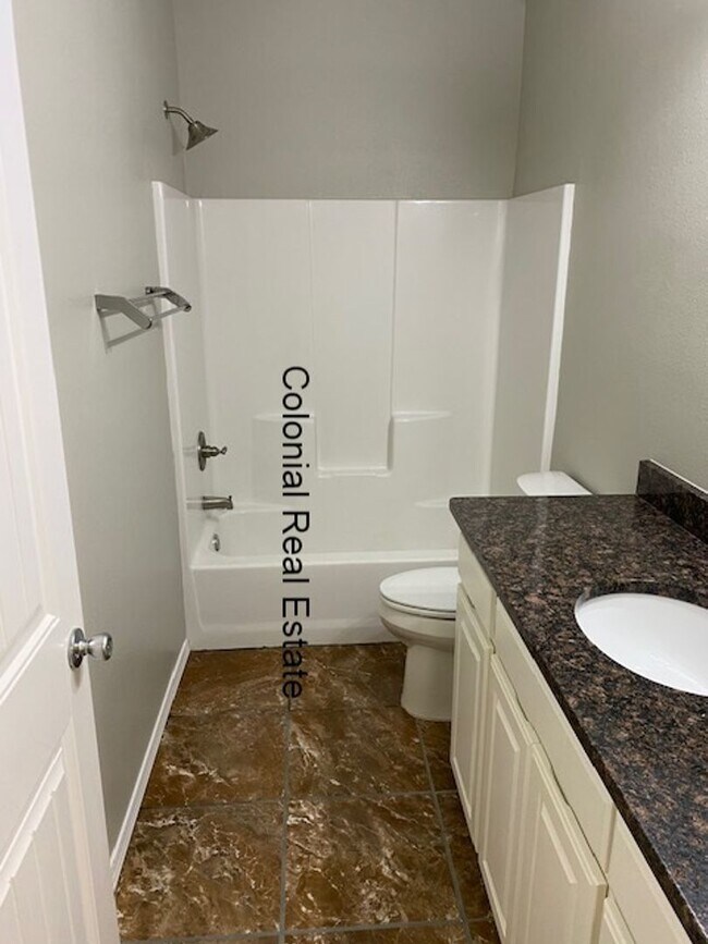 Building Photo - Spacious and updated 3 bedroom 2 bathroom home.