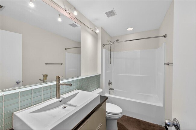 Building Photo - 1960 Bellefontaine St