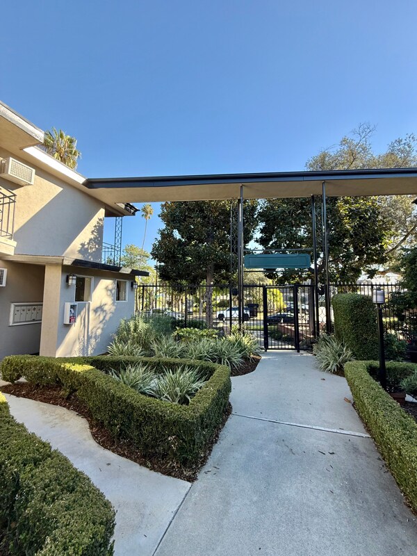 Building Photo - 999 Locust St